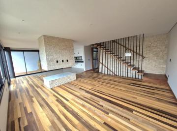 Casa · 203m² · 3 Quartos · 2 Vagas · 3 suítes a venda no centro de Garopaba com lareira e piscina!
