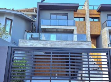 Casa · 211m² · 3 Quartos · 2 Vagas · Lindo sobrado com 3 suítes no centro de Garopaba!