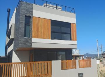 Casa · 146m² · 3 Quartos · 1 Vaga · Charmoso sobrado com 3 dorms(suíte) a 1000 metros do mar!