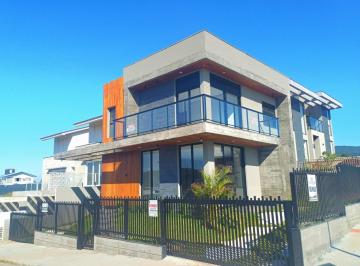 Casa · 149m² · 3 Quartos · Casa a venda de 3 dormitórios( 2 suítes) com vista mar!