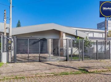 Casa · 255m² · 3 Quartos · 4 Vagas · Casa com 3 quartos, 4 vagas e pátio no Bairro Jardim Lindóia.