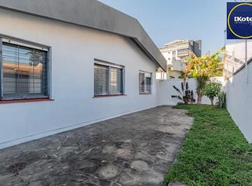 Casa · 255m² · 3 Quartos · 4 Vagas · Casa com 3 quartos, 4 vagas e pátio no Bairro Jardim Lindóia.