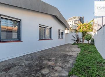 Casa · 255m² · 3 Quartos · 4 Vagas · Casa com 3 quartos, 4 vagas e pátio no Bairro Jardim Lindóia.