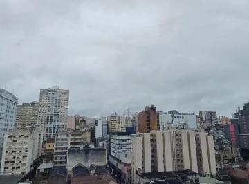 Comercial · 46m² · 2 Quartos · Sala em andar alto na região central.