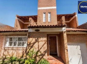 Casa · 230m² · 3 Quartos · 2 Vagas · Casa 3 dormitorio com 230m2 pátio com piscina no bairro Itu Sabará