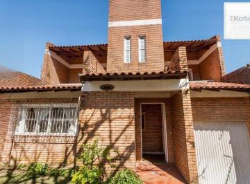Casa · 230m² · 3 Quartos · 2 Vagas · Casa 3 dormitorio com 230m2 pátio com piscina no bairro Itu Sabará