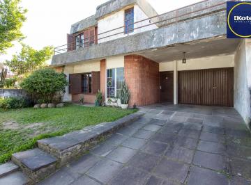 Casa · 216m² · 4 Quartos · Excelente localização
