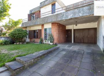 Casa · 216m² · 4 Quartos · Excelente localização