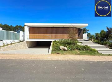 Casa · 434m² · 4 Quartos · 6 Vagas · A casa conta com 434m2 de área construída, mas com um aproveitamento total dos 1