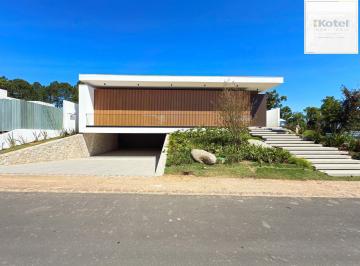 Casa · 434m² · 4 Quartos · 6 Vagas · A casa conta com 434m2 de área construída, mas com um aproveitamento total dos 1