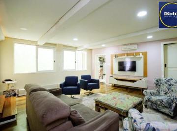 Casa · 235m² · 4 Quartos · 3 Vagas · Excelente casa de 235m² com 4 dormitórios e 3 vagas no bairro Azenha.