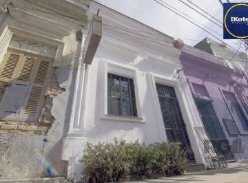 Casa · 116m² · 2 Quartos · Excelente casa de 116m² com  2 dormitórios no bairro Cidade Baixa.