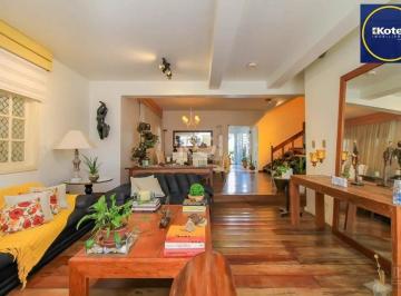 Casa · 300m² · 4 Quartos · 4 Vagas · casa Living para 3 ambientes com lavabo, cozinha com pia e armários planejados