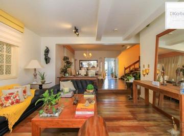 Casa · 300m² · 4 Quartos · 4 Vagas · casa Living para 3 ambientes com lavabo, cozinha com pia e armários planejados