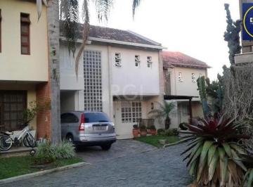 Casa · 350m² · 3 Quartos · 2 Vagas · Excelente casa em condominío de 350m² com 03 dormitórios sendo 02 suítes.