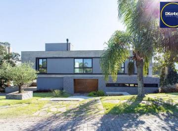 Casa · 443m² · 4 Quartos · 4 Vagas · Casa à venda - em Teresópolis