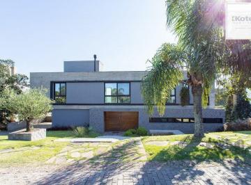 Casa · 443m² · 4 Quartos · 4 Vagas · Casa à venda - em Teresópolis