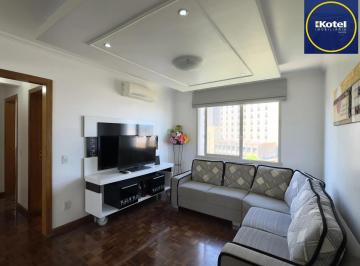 Living · Apartamento mobiliado de 71m², com 2 dormitórios, sendo 1 suíte e vaga no Centro