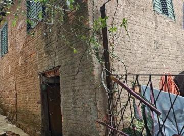 Casa · 50m² · 3 Quartos · terreno irregular com frente de 1.50m e por 21.50