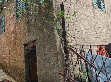Casa · 50m² · 3 Quartos · terreno irregular com frente de 1.50m e por 21.50