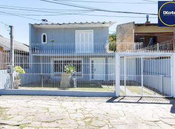 Casa · 250m² · 3 Quartos · 3 Vagas · Casa de alvenaria, com 3 quartos, 1 suíte e 3 vagas de garagem.