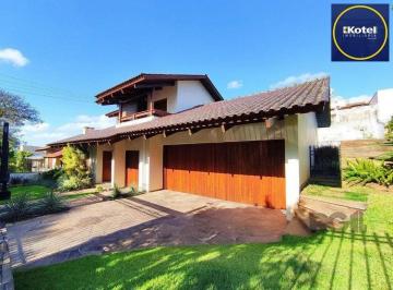 Casa · 300m² · 3 Quartos · 5 Vagas · Excelente casa de 300m² com 03 dormitórios sendo 02 suítes.