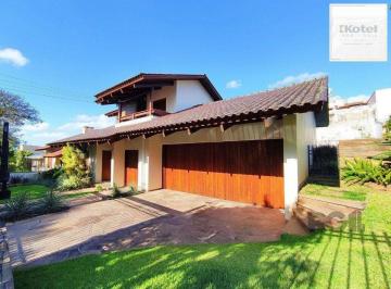 Casa · 300m² · 3 Quartos · 5 Vagas · Excelente casa de 300m² com 03 dormitórios sendo 02 suítes.