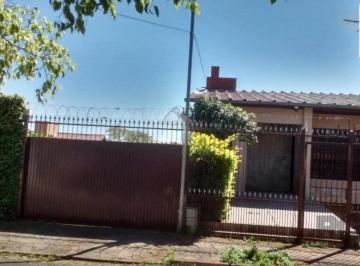 Casa · 321m² · 3 Quartos · 3 Vagas · Casa com 3 dormitórios e amplo pátio com grama.