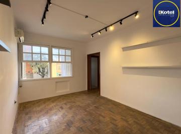 Living · Apartamento reformado de 68m², 2 dormitórios no bairro Praia de Belas