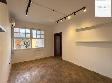 Living · Apartamento reformado de 68m², 2 dormitórios no bairro Praia de Belas