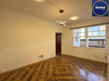 Living · Apartamento reformado de 67m², 2 dormitórios com peças amplas na Praia de Belas