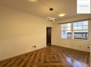 Living · Apartamento reformado de 67m², 2 dormitórios com peças amplas na Praia de Belas