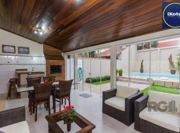 Casa · 379m² · 3 Quartos · 4 Vagas · Excelente casa de 379m² com 3 dormitórios, piscina e 4 vagas.