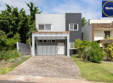 Casa · 300m² · 4 Quartos · 2 Vagas · Casa em condomínio no Terra Ville  .Esta casa de alto padrão, dispõe de 4 suítes