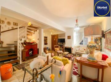 Casa · 138m² · 3 Quartos · 2 Vagas · Casa semi-mobiliada à venda em condomínio fechado com 3 dormitórios e suíte