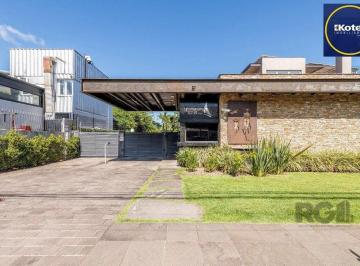 Casa · 513m² · 3 Quartos · 4 Vagas · Casa em condomínio fechado beira de rio, de frente para o clube dos Jangadeiros.