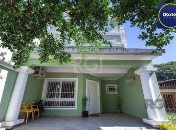 Casa · 210m² · 3 Quartos · 3 Vagas · Casa com 03 dormitórios, 01 suíte, pátio, terraço com churrasqueira e vaga de ga