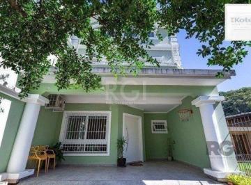 Casa · 210m² · 3 Quartos · 3 Vagas · Casa com 03 dormitórios, 01 suíte, pátio, terraço com churrasqueira e vaga de ga