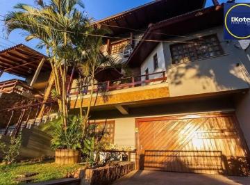 Casa · 360m² · 6 Quartos · 5 Vagas · Casa espaçosa com 6 dormitórios e vista incrível no Cristo Redentor