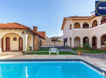 Casa · 546m² · 6 Quartos · 8 Vagas · Clássica Mansão no bairro Jardim Planalto