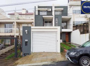 Casa · 161m² · 3 Quartos · 2 Vagas · casa possui 3 suítes, 2 com closet