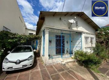 Casa · 180m² · 2 Quartos · 2 Vagas · Ampla casa de 180m² com 2 dormitórios e churrasqueira.