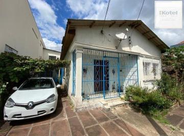 Casa · 180m² · 2 Quartos · 2 Vagas · Ampla casa de 180m² com 2 dormitórios e churrasqueira.