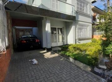 Casa · 251m² · 4 Quartos · 2 Vagas · Excelente casa de 251m² com 4 dormitórios.