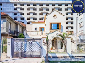Casa · 280m² · 4 Quartos · 5 Vagas · Casa com piscina e 5 vagas em frente ao Zaffari na Luiz Afonso