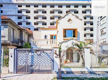 Casa · 280m² · 4 Quartos · 5 Vagas · Casa com piscina e 5 vagas em frente ao Zaffari na Luiz Afonso
