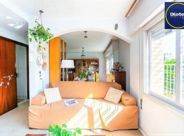 Casa · 215m² · 4 Quartos · 2 Vagas · Casa de 424m² no Bairro Chácara Das Pedras