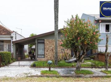 Casa · 200m² · 3 Quartos · 6 Vagas · Casa térrea, 3 quartos, 2 banheiros, com pátio no Bairro Cavalhada