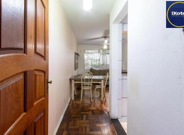 Apartamento · 58m² · 3 Quartos · Apartamento térreo com pátio privativo no coração do Menino Deus, 2 dormitórios.
