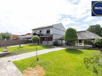 Casa · 256m² · 4 Quartos · 3 Vagas · Com 4 dormitórios, incluindo uma suíte, é perfeita para acomodar toda a sua famí